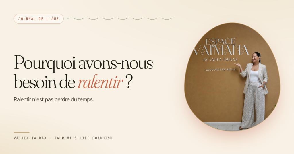 Vaitea Tauraa devant l’enseigne Espace VAI’MANA — Pourquoi avons-nous besoin de ralentir ? (Journal de l’âme)